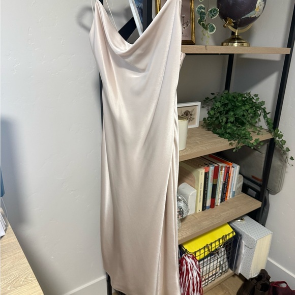 Alice + Olivia Dresses & Skirts - Alice + Olivia Cream Backless Dress